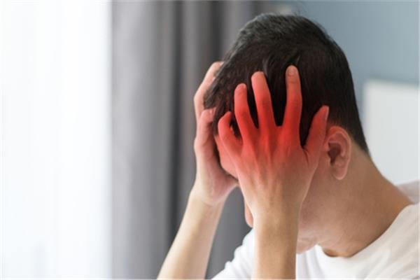 الصداع المستمر.. الغثيان او التقيؤ .. علامات ارتجاج الدماغ 