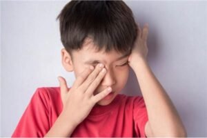 منها الحكة والدموع ..أعراض الرمد الربيعي عند الأطفال