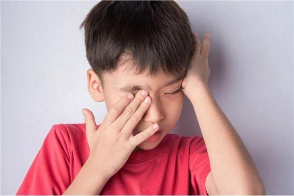 منها الحكة والدموع ..أعراض الرمد الربيعي عند الأطفال 