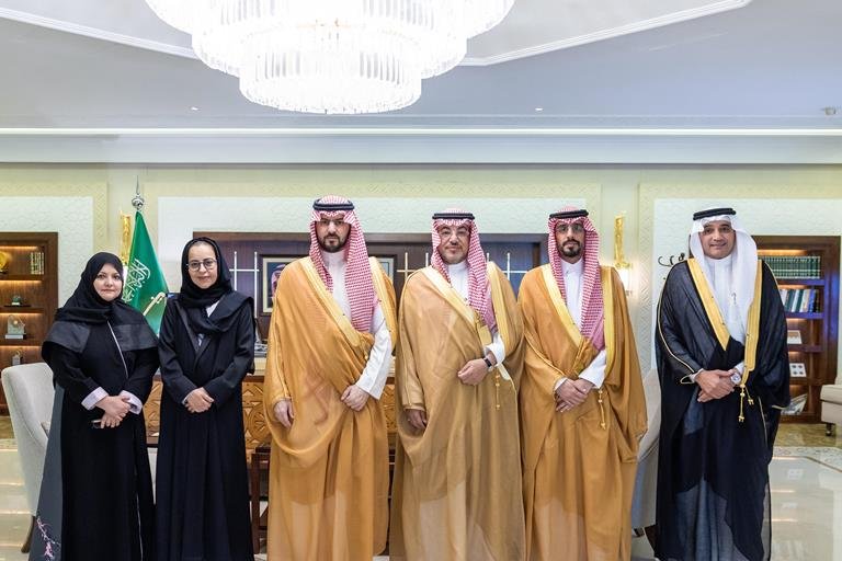 نائب أمير الشرقية يستقبل رئيس وأعضاء جمعية السرطان السعودية بالمنطقة 