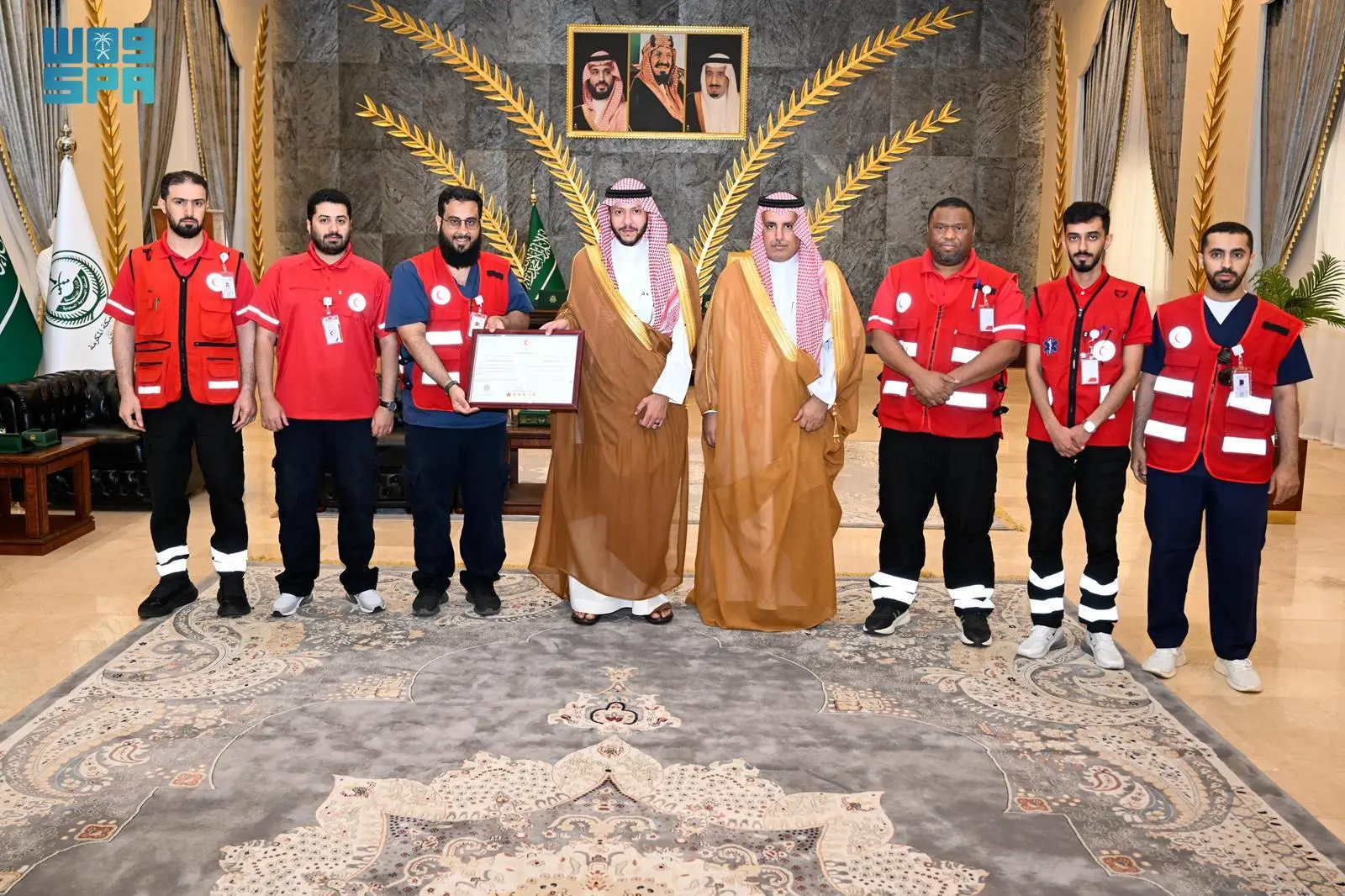 محافظ الطائف يتسلّم شهادة الامتثال الإسعافي من هيئة الهلال الأحمر السعودي 