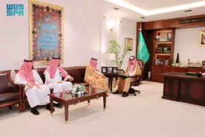 محافظ حفر الباطن يستلم التقرير الإحصائي لفرع وزارة الصحة