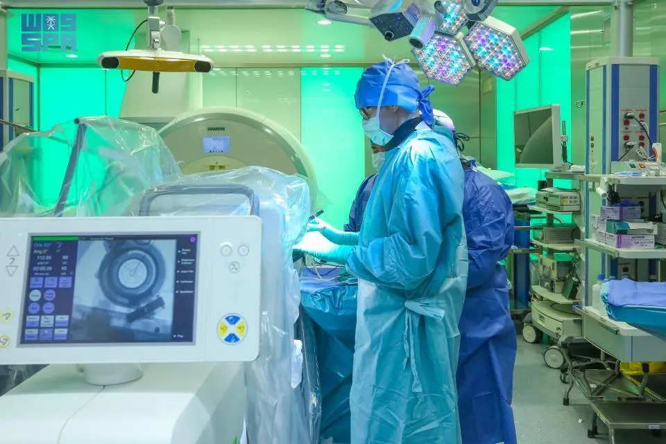 “التخصصي” يزرع أول جهاز ذكي داخل الدماغ لتحسين التحكم بالأمراض العصبية 