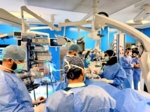 إجراء عملية لعلاج خشونة الركبة بدون تدخل جراحي بالمدينة المنورة