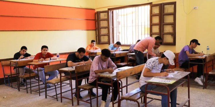 القولون العصبي والصداع.. أمراض تهدد صحة الطلاب 
