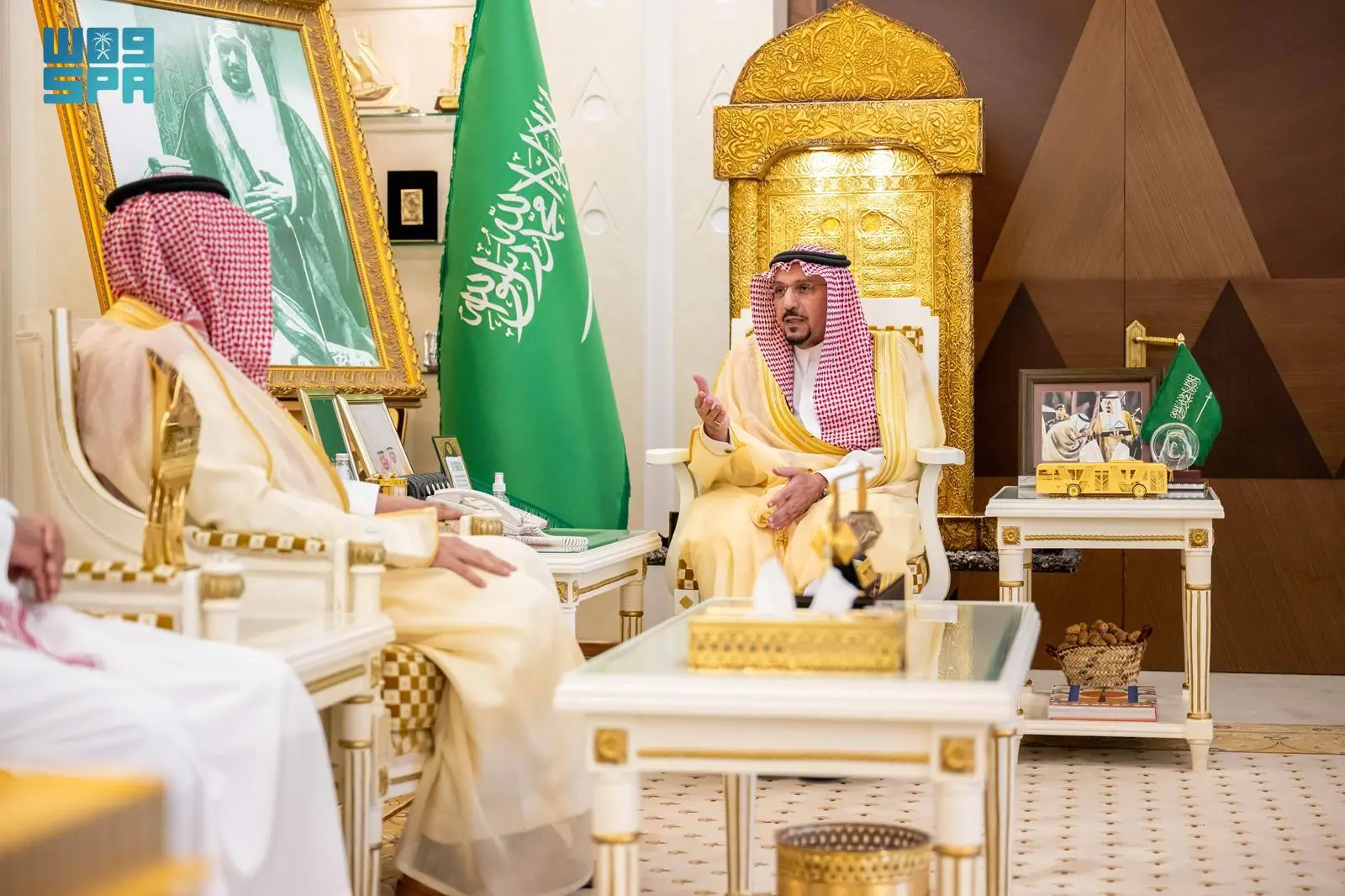  أمير القصيم يطّلع على جهود فرع الهلال الأحمر بالمنطقة 