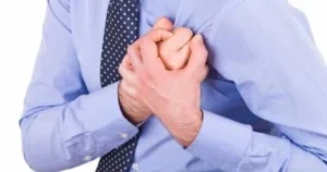 الفرق بين أعراض النوبة القلبية والسكتات الدماغية
