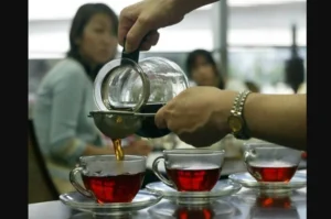 شرب الشاي في الصباح يضر بصحتك.. يسبب الانتفاخ والحموضة