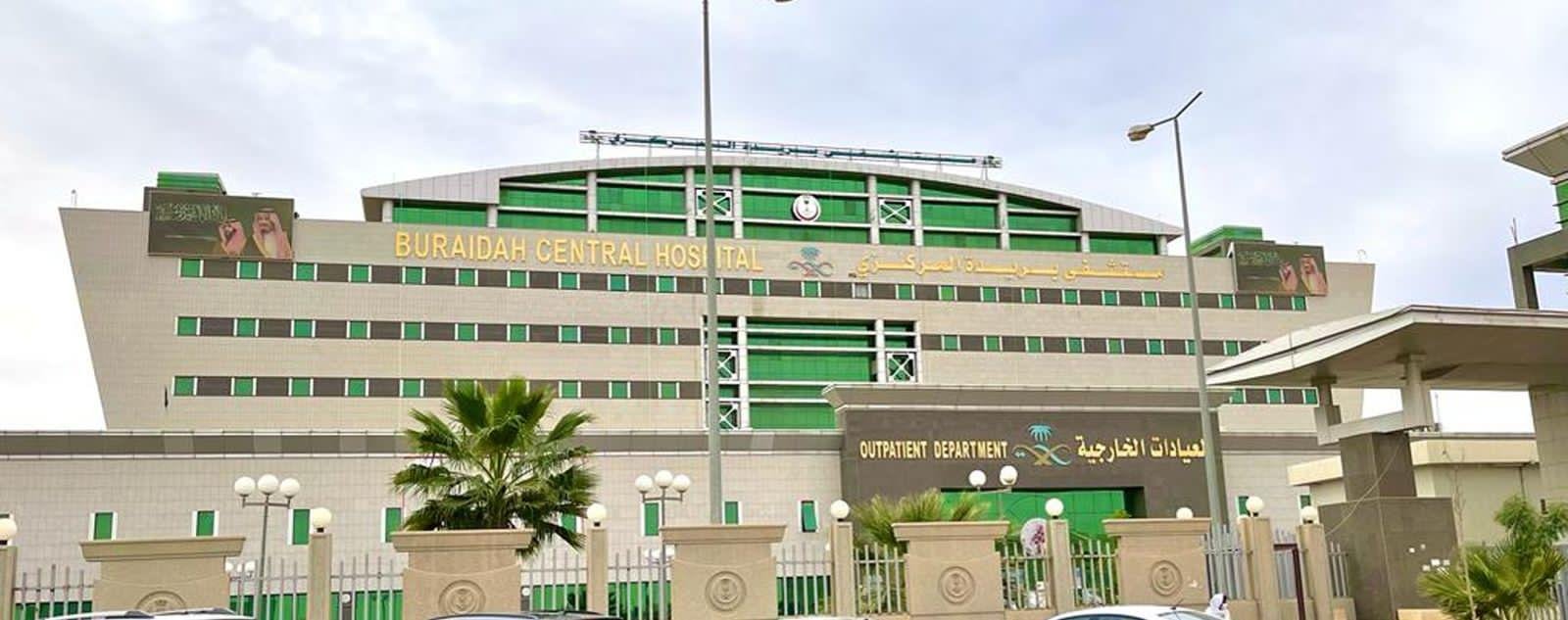 جراحة دقيقة تنقذ بصر مريضة خمسينية من العمى في بريدة المركزي 