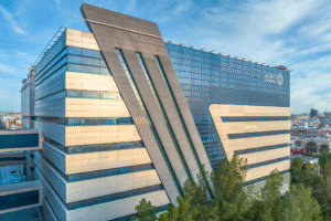 جراحة دقيقة في “مستشفيات المانع” بالخُبر تُنقذ يد طفل من عجز دائم