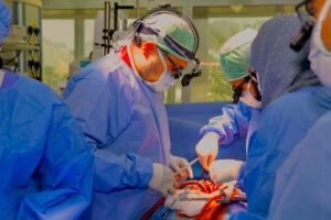 تدخل جراحي يعالج كسرًا حول مفصل صناعي لحاجة تركية