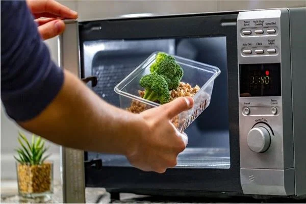 الميكروويف قد يتحوّل لقنبلة موقوتة.. لا تضع هذه الأشياء داخله 