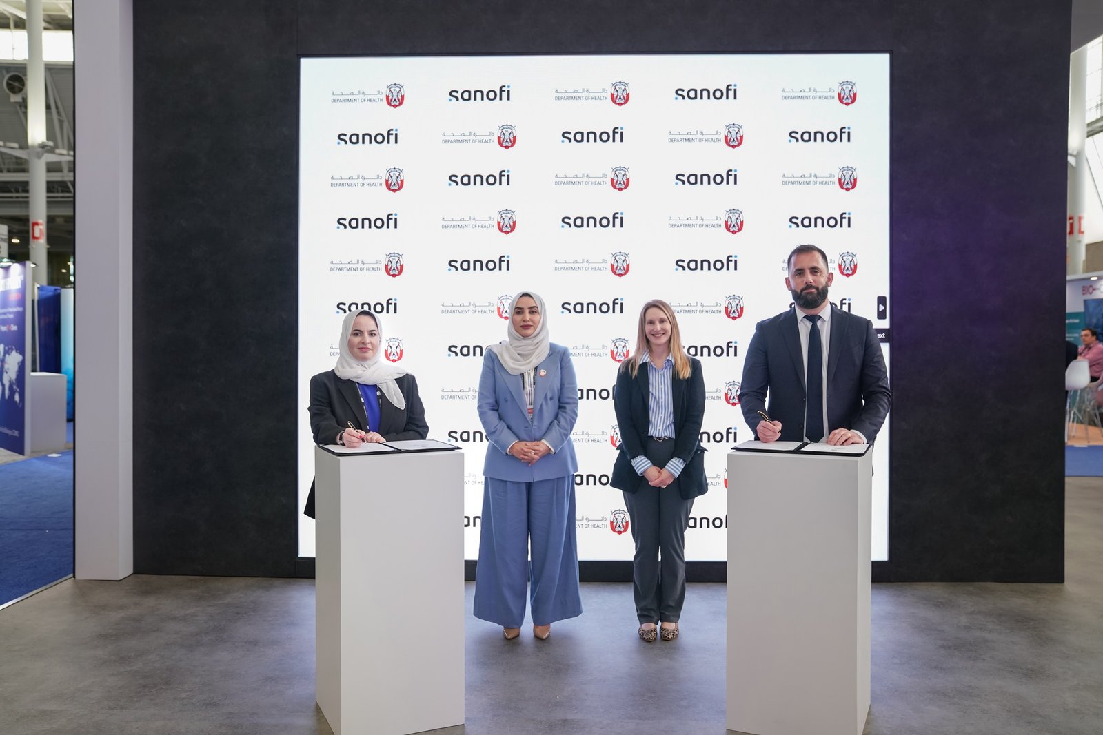 أبوظبي توقع شراكة استراتيجية مع سانوفي 