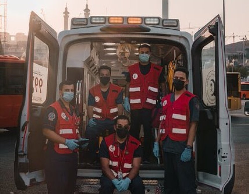 الهلال الأحمر يفعّل التغطية الإسعافية والتطوعية على الواجهة البحرية بجدة تزامنًا مع كثافة الزوار 
