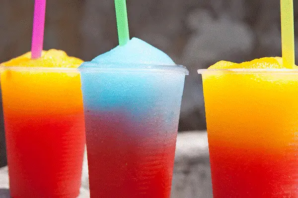 خطر.. مشروبات “السلاش” تهدد الأطفال بالإغماء والصدمة السكرية 