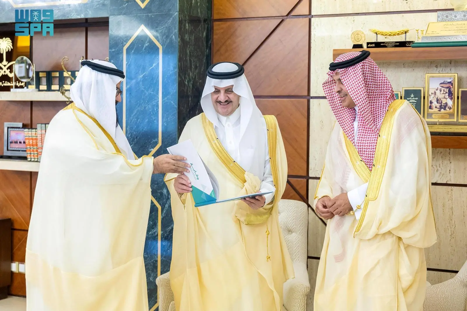 أمير الشرقية يستقبل مدير فرع وزارة الصحة بالمنطقة والمدير التنفيذي لهيئة الصحة العامة بالقطاع الشرقي 