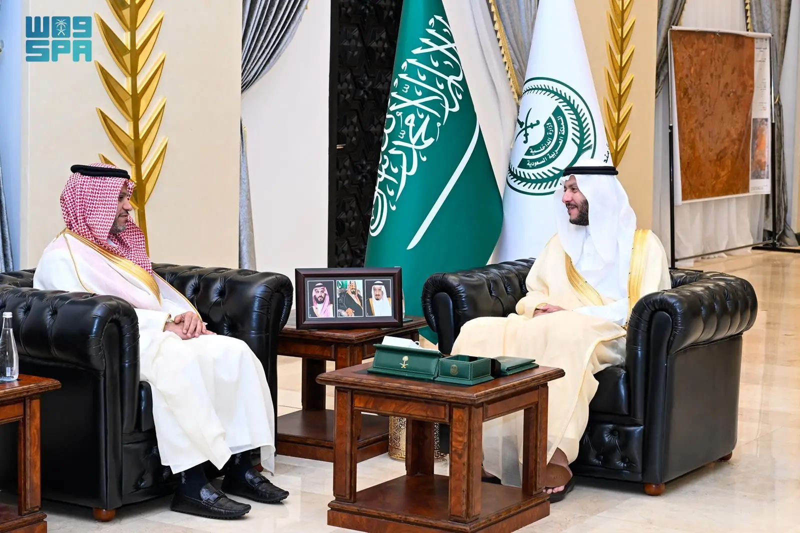 محافظ الطائف يناقش تطوير أعمال هيئة الهلال الأحمر بالمحافظة 