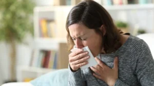 بصق البلغم أم ابتلاعه.. لكل من الحالتين فوائد