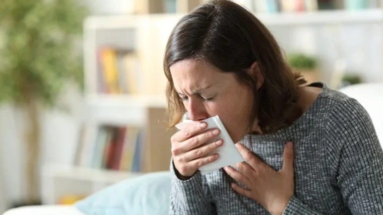 بصق البلغم أم ابتلاعه.. لكل من الحالتين فوائد 