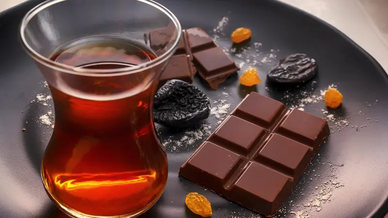 تناول الشوكولاتة مع الشاي مفيد للقلب.. ويخفض ضغط الدم 