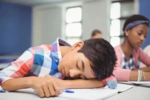 نقص النوم في المراهقة يؤثر على وصلات الدماغ