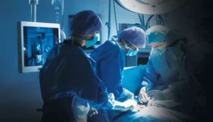 فريق طبي مصري يصلح اعوجاجاً انتكاسياً بالعمود الفقري في جراحة دقيقة تواصلت 5 ساعات