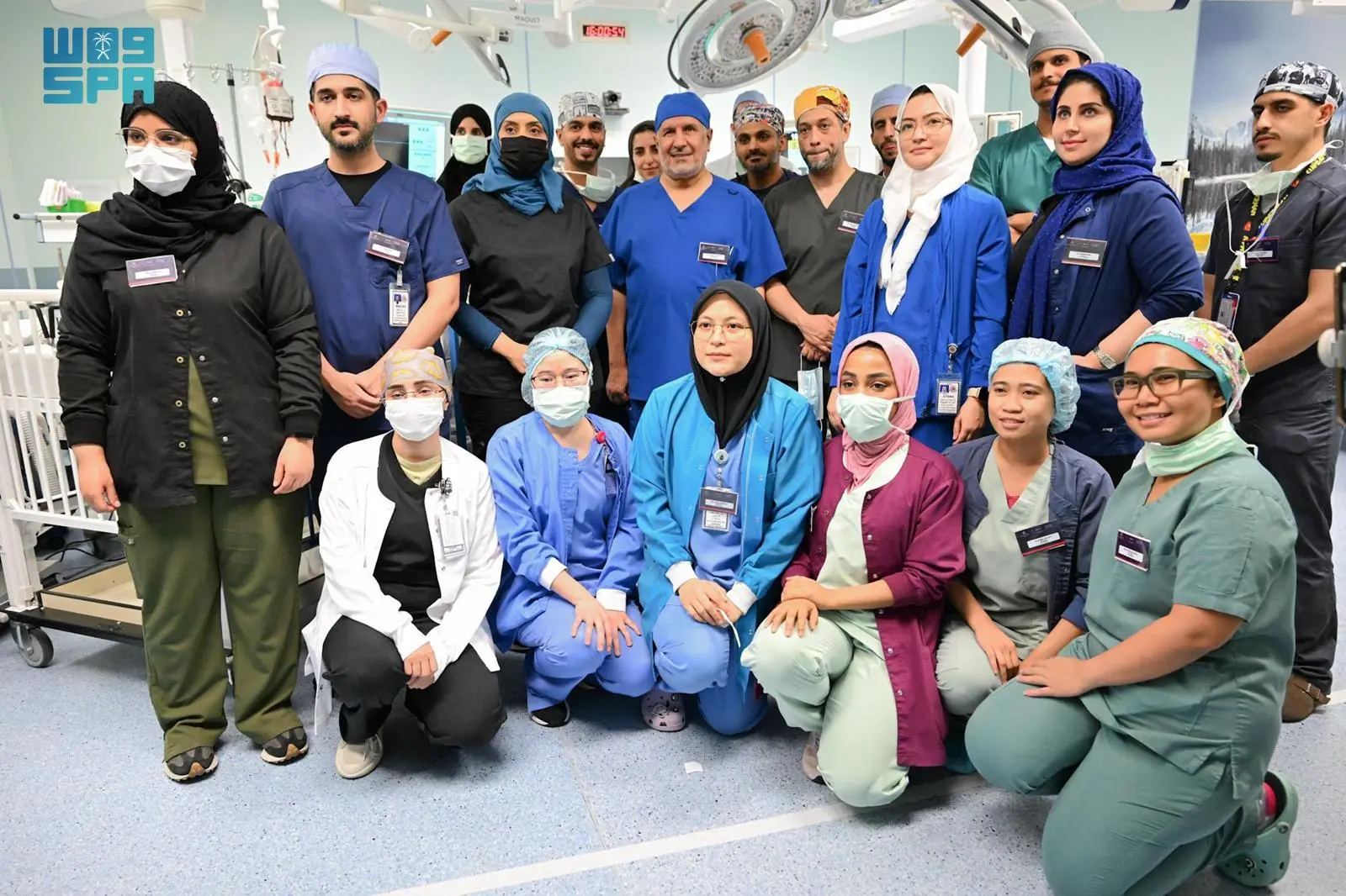 نجاح عملية فصل التوأم الملتصق السوري “سيلين وإيلين” بعد عملية جراحية معقدة استغرقت (8) ساعات 