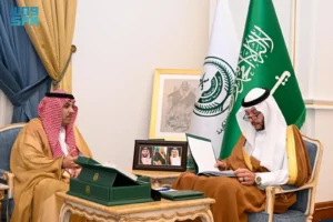 الأمير سعود بن نهار يلتقي المدير التنفيذي لهيئة الصحة العامة بالقطاع الغربي