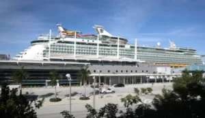 مرض غامض يجتاح سفينة سياحية ويصيب 134 شخصاً