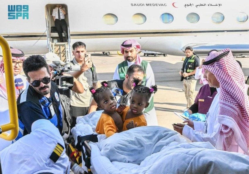 وصول التوأم الملتصق الجامايكي “أزاريا وأزورا إيلسون” إلى الرياض لدراسة حالتهما الطبية 