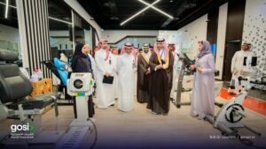 محافظ التأمينات الاجتماعية يزور المنتفعين من فرع الأخطار المهنية بأحد المستشفيات