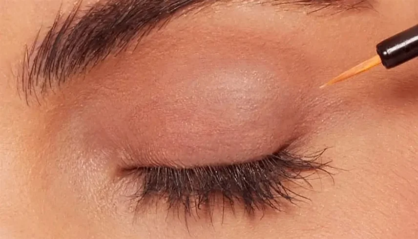 آثار جانبية لـ “سيروم الرموش” يجب الحذر منها 