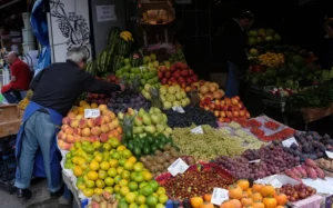 خبراء يكشفون 7 فواكه ترفع سكر الدم بشكل حاد