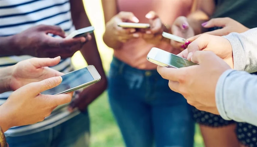 الاستخدام المبكر للهاتف المحمول يهدد الصحة العقلية للمراهقين 