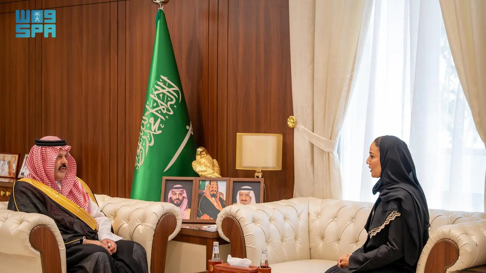 أمير حائل يستقبل استشارية جراحة العظام وجراحة الكتف بمستشفى الملك عبدالله الجامعي 