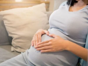 توصيات طبية عالمية جديدة لعلاج التهاب الأمعاء أثناء الحمل