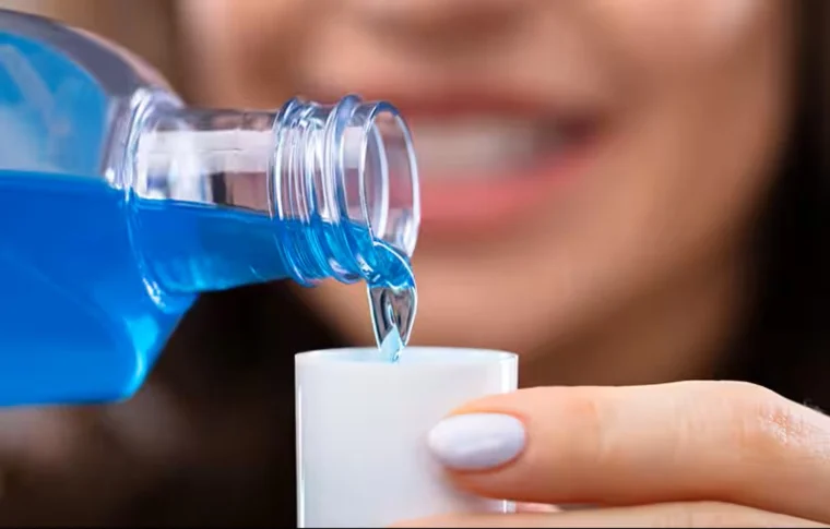 دراسة تكشف ضرراً يسببه غسول الفم للشباب 