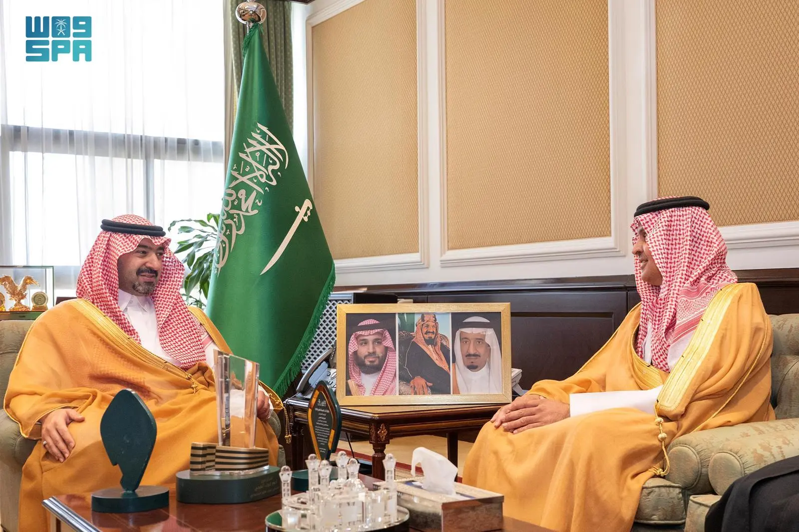 الأمير خالد بن سعود يكرم تجمع تبوك الصحي لحصوله على جائزة أداء الصحة 