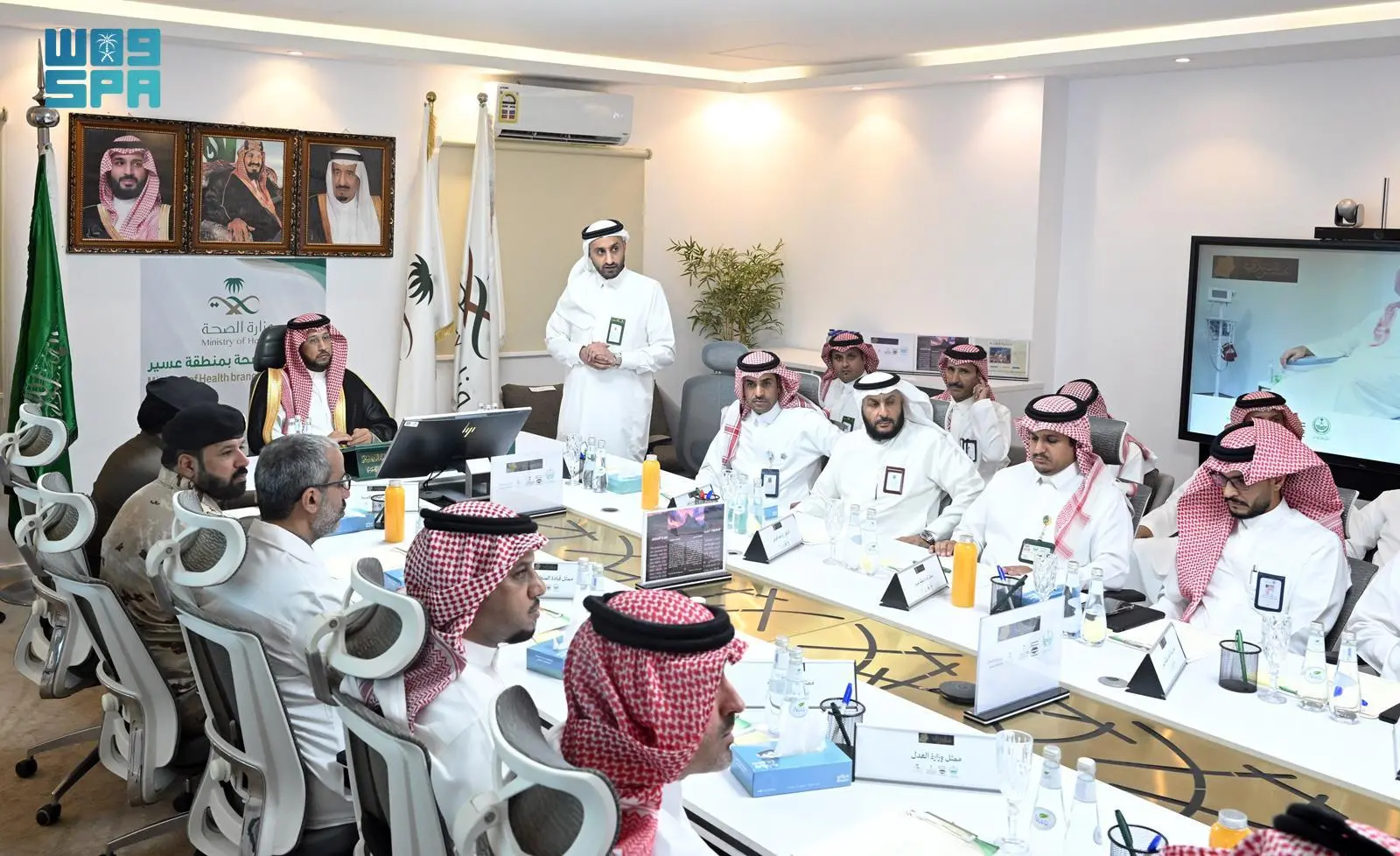 نائب أمير عسير يتابع سير العمل في غرفة عمليات مبادرة “عسير تقتدي” 