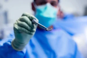 أول عملية جراحية في العالم للعمود الفقري بغرسة تيتانيوم ثلاثية الأبعاد