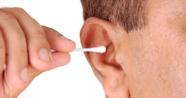 تنظيف الأذن بأعواد القطن قد يؤدى لفقدان السمع 