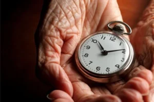 دراسة تكشف عاملاً اجتماعياً يسرّع الشيخوخة