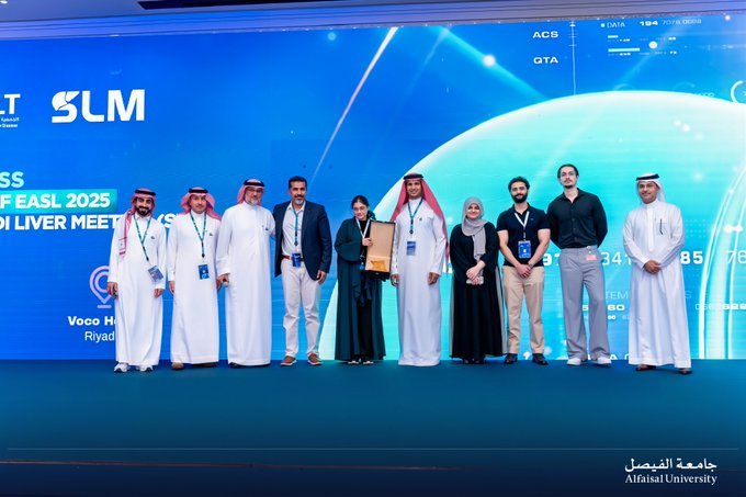 طلاب طب الفيصل يحصدون جائزة أفضل عرض بحثي في اجتماع الكبد السعودي 2025
