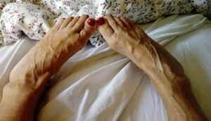 حقن التخسيس تسبب ضمور الوسادات الدهنية في القدمين وألماً في المشي