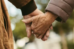 دراسة: إنجاب الرجل في سن متقدم يزيد احتمال الطفرات الوراثية في الحيوانات المنوية