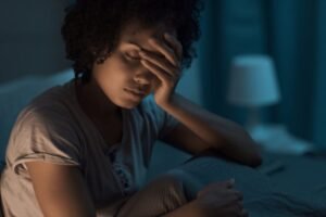 الاستيقاظ المتكرر في الثالثة فجراً مرتبط بارتفاع هرمون الكورتيزول