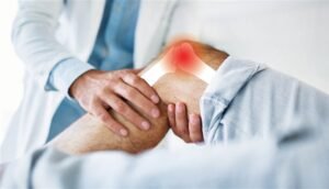 بالإشعاع منخفض الجرعة.. علاج جديد يخفف آلام الركبة دون جراحة