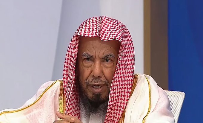 الشيخ المطلق: يجوز الصلاة في المنزل لمن يعاني من الزكام وكثرة العطاس 