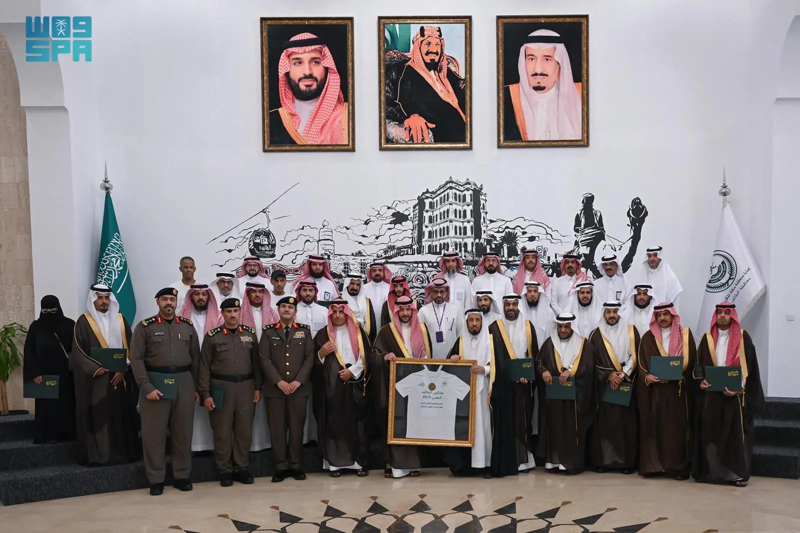 محافظ الطائف يكرّم الجهات المشاركة في ماراثون الطائف الصحي الأول 