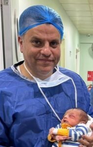 طبيب مصري ينقذ بصر رضيع عمره 24 ساعة من ورم نادر خلف العين
